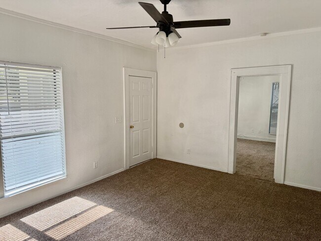 Building Photo - 3/1 Located in South St. Pete!