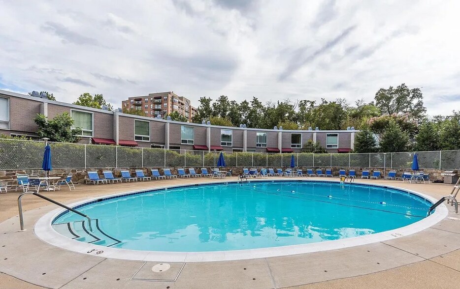 pool - 4977 Battery Ln