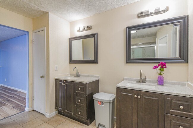 Building Photo - 12054 Plumpoint Dr