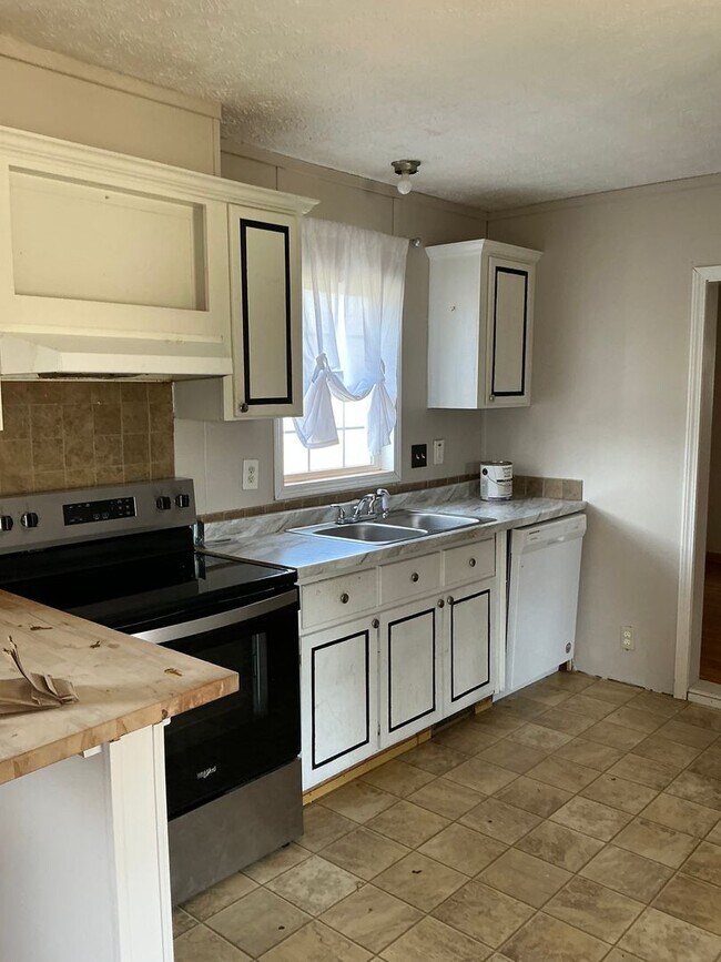 Building Photo - 131 Crescent Ln