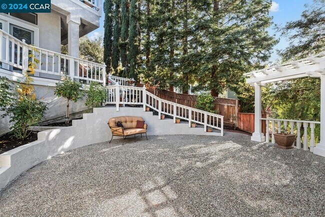 Building Photo - 3040 Stonegate Dr