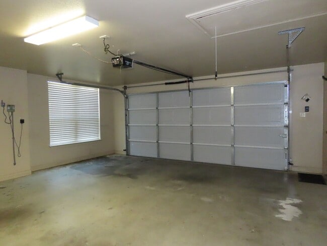 Building Photo - Lindale ISD- Gorgeous 4 Bedroom 2.5 Bathro...