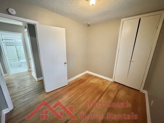 Building Photo - 3588 Hendricks Ave