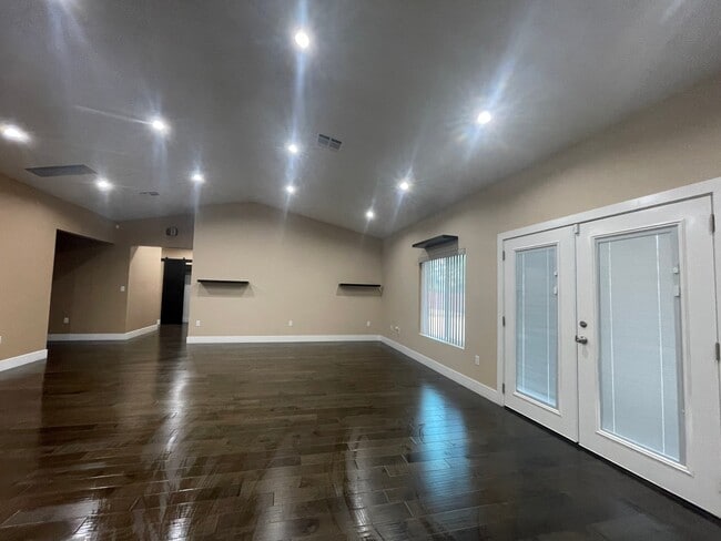 Building Photo - 17515 Live Oak St