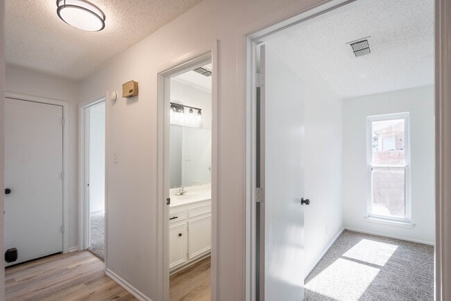 Building Photo - 1523 Doe Ln