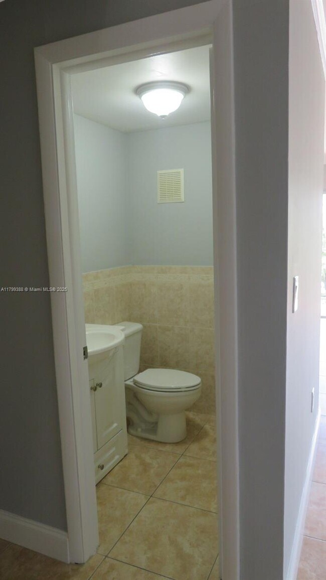 Building Photo - 9371 Fontainebleau Blvd