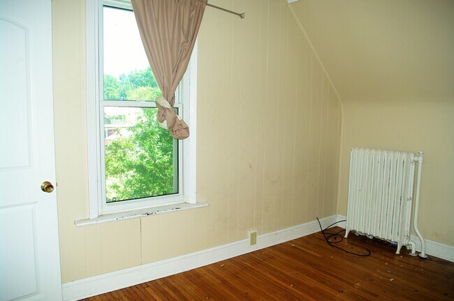 Building Photo - Large Garage!! Large 3 Bedroom House in Midway near Green Line