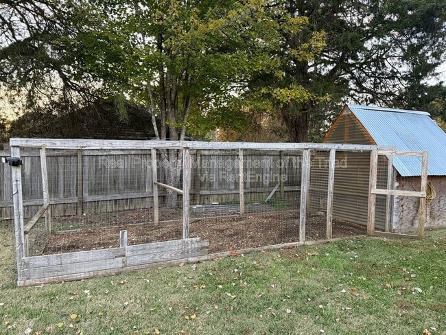 Building Photo - 7530 Shallowford Rd