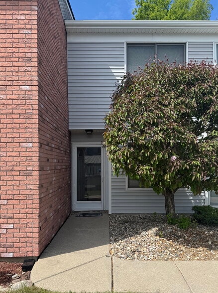 Primary Photo - 84 Rosebud Ln