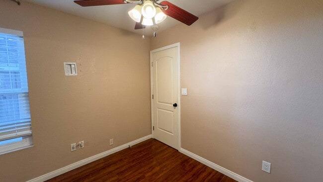 Building Photo - 3-bedroom, 2.5-bath split-level condo