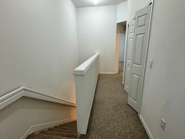 Building Photo - 860 Hampton Cir