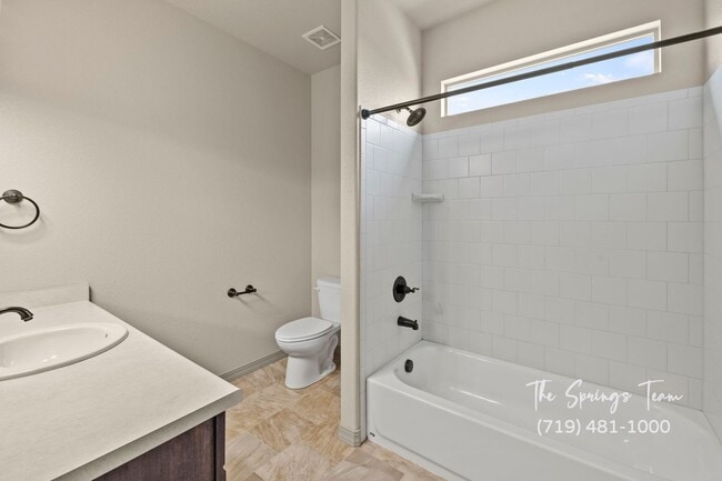 Building Photo - BEAUTIFUL 4BD + OFFICE MAIN-LEVEL LIVING H...