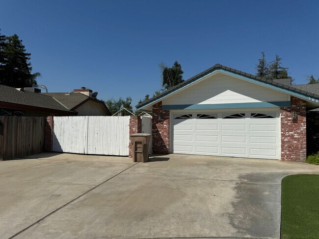 Building Photo - 3 bedroom 2 bath home in The Oaks