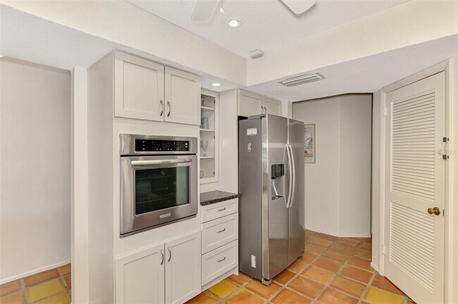 Building Photo - 4946 Commonwealth Dr