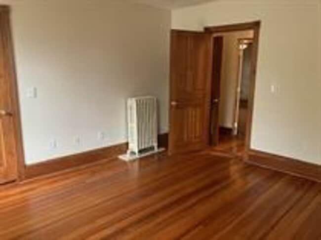 Building Photo - 209 Roxbury St