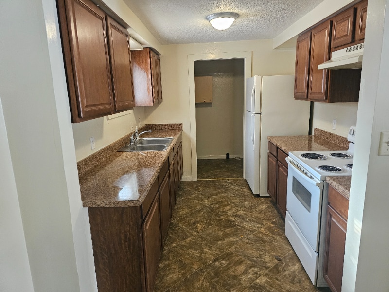 Building Photo - 7696 Elm St