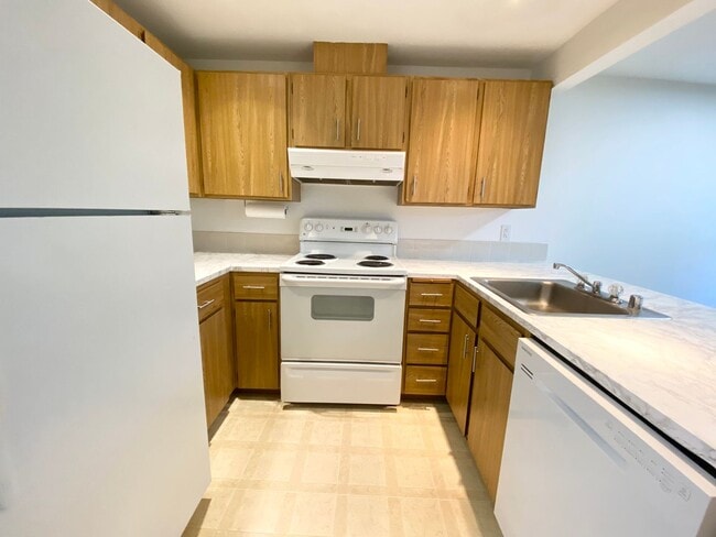 Building Photo - Top floor 1 bedroom condo available now!