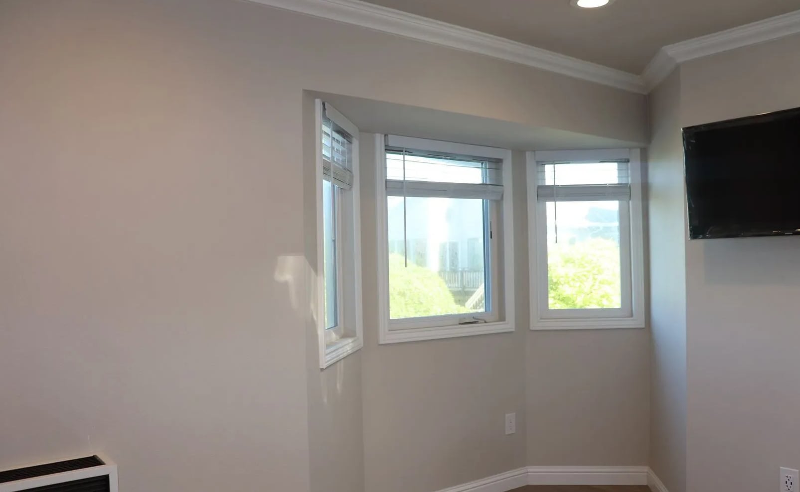 Building Photo - 902 W Cliff Dr