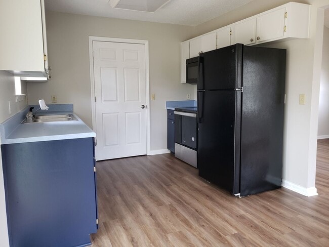 Building Photo - AVAILABLE MID-MARCH 2026! (Pet Friendly)