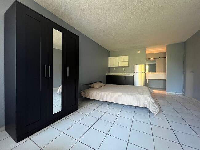 Building Photo - Newly renovated Studio apartment - Water, ...