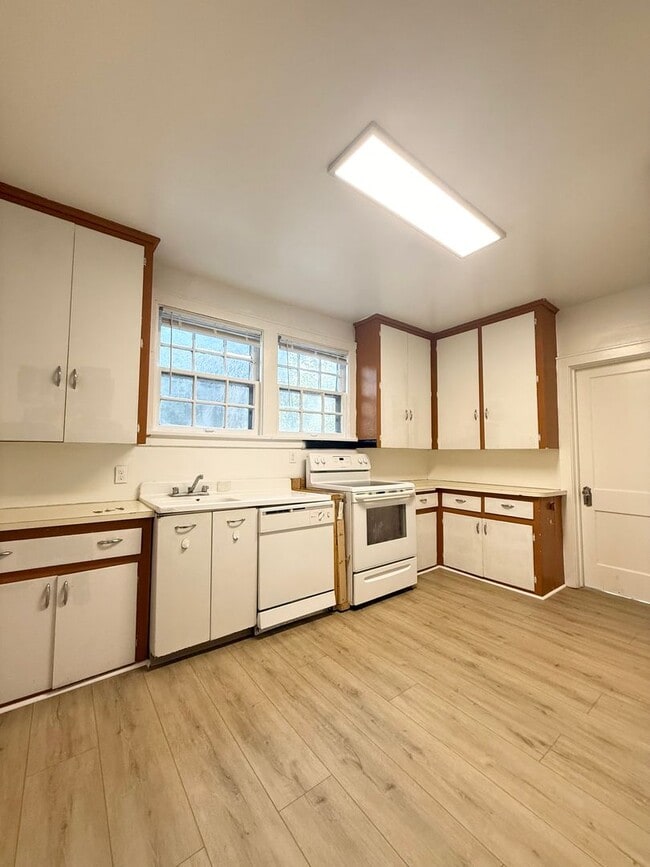 Building Photo - Charming Three Bedroom! Available Now!