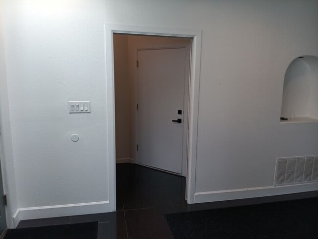 Building Photo - 3 Bedroom, 2.5 Bathroom Home! Schedule a S...