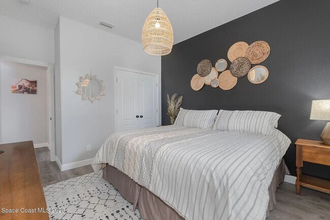 Building Photo - 3 Bed 2 bath 2 car garage pool home