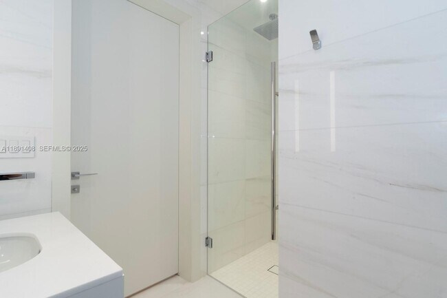 Building Photo - 300 Biscayne Blvd Way