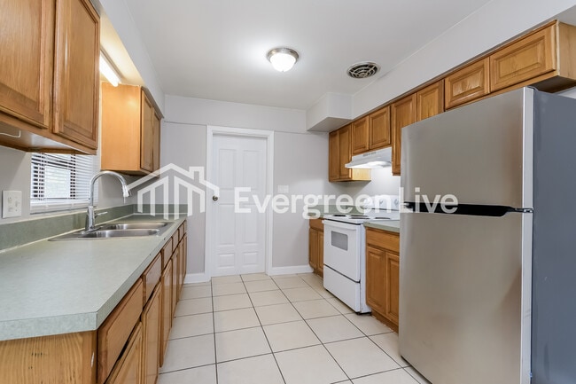 Building Photo - 2222 N Hastings St