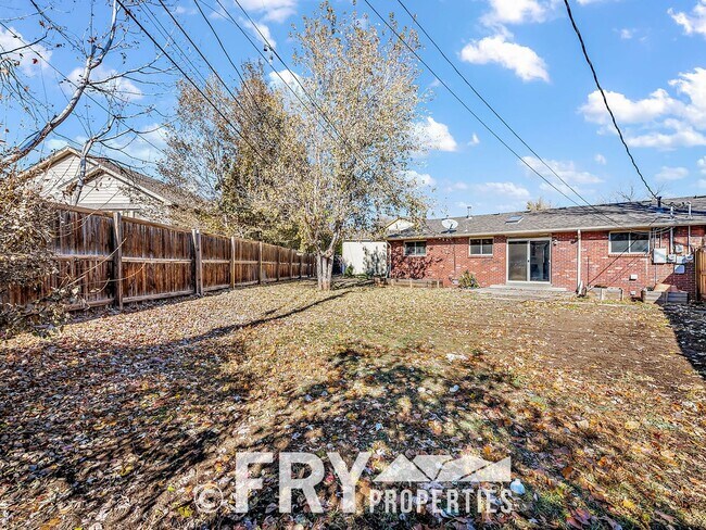 Building Photo - Updated Duplex on Large Lot in Great Location