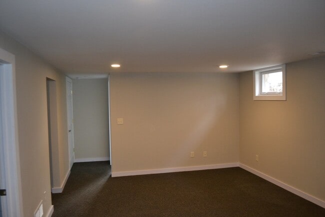 Building Photo - Ranch level home in great neighborhood! 2 ...