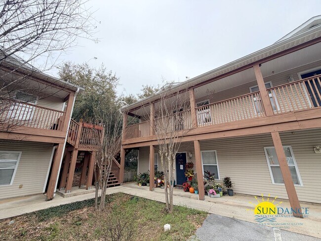 Building Photo - Updated 2 Bedroom in great Fort Walton Beach location!