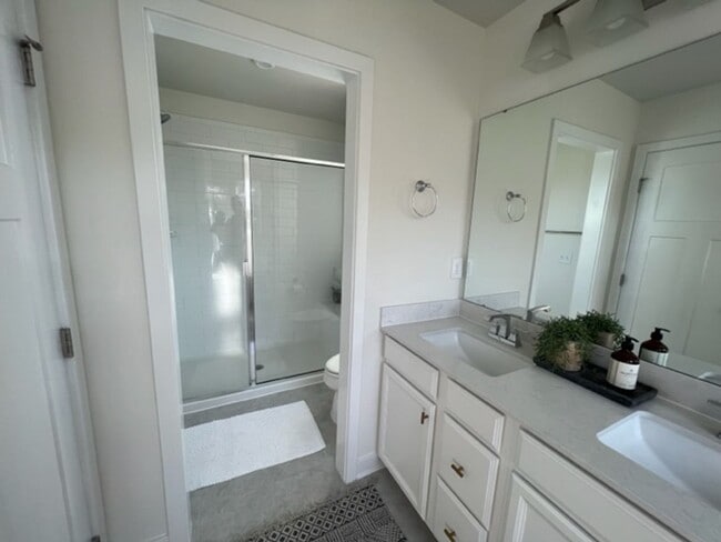 Building Photo - FULLY FURNISHED high-end beautiful 3 bedroom 3 1/2 bath home in Creekside Commons.