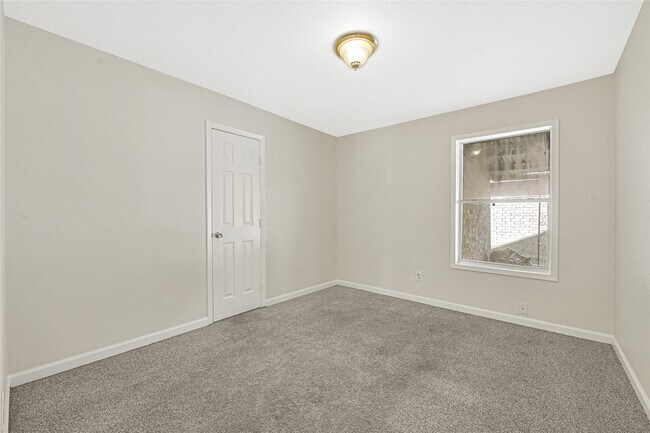 Building Photo - 3322 1st Ave S