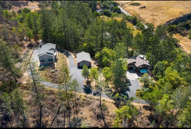 Building Photo - Unique large 1 bedroom 1 bath 4 car garage!!!