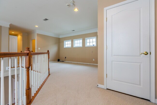 Building Photo - Spacious, Light-Filled Home in the Desirable Broadlands