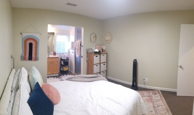 Building Photo - Immaculate 5 Bedroom 3 bath home with beautiful hill views!