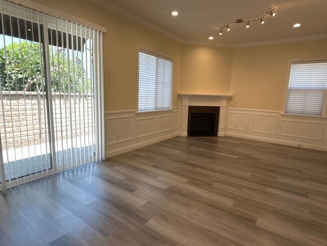 Building Photo - Beautiful 4-bedroom PUD townhouse in Temple City