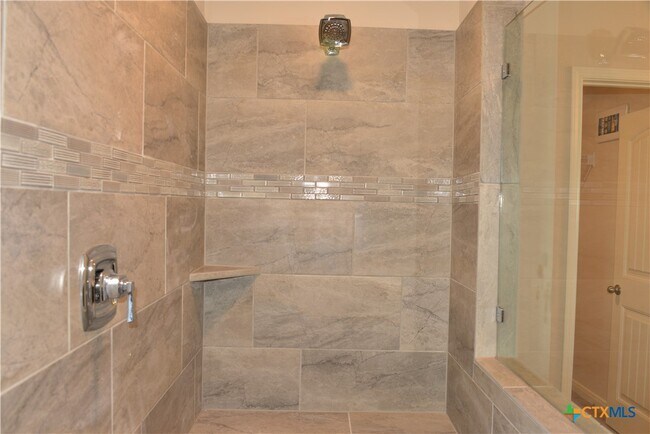 Building Photo - 741 Farmers Dell