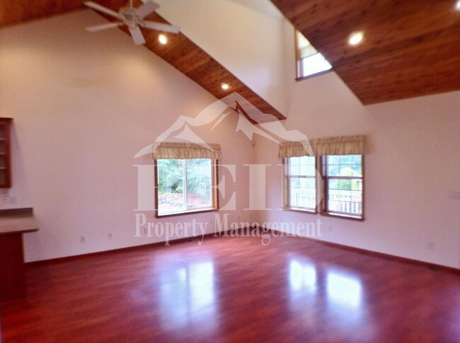 Building Photo - Charming 1 Bedroom Home with Spacious Loft/Bonus Room and Mountain Views