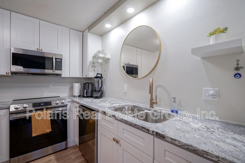 Building Photo - 2808 Lakeshire Ln