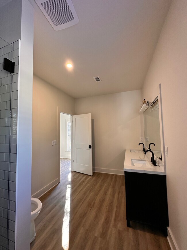 Building Photo - 220 Greenbriar Ln