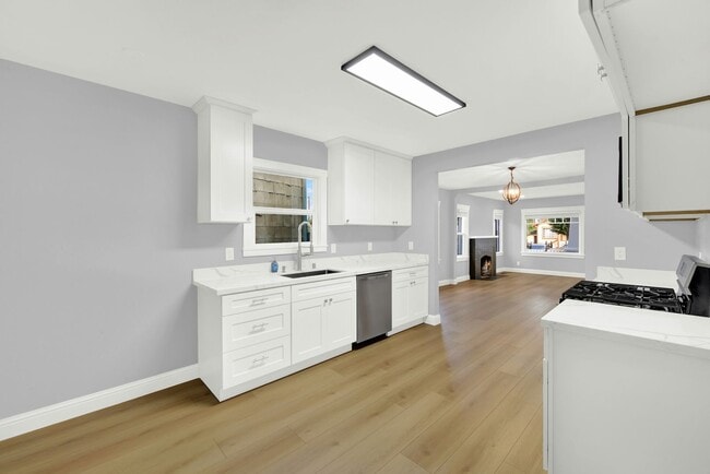 Building Photo - Modern Style Renovated 2 Bedroom 1 Bath House in Oakland -- Available Now!!!