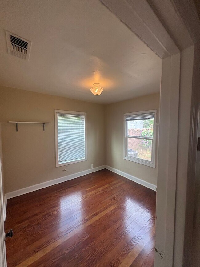 Building Photo - Fully Renovated 3 bed, 2 bath Home