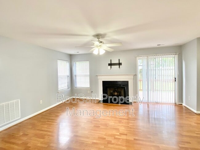 Building Photo - 926 Woodcreek Dr