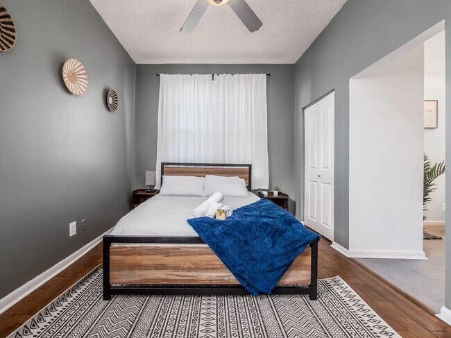 Building Photo - 164 E Mithoff St