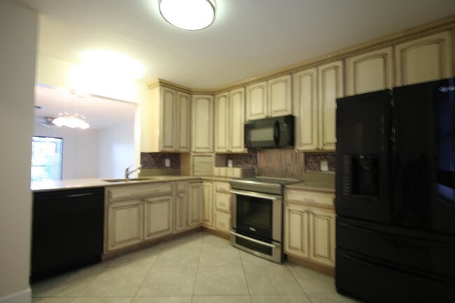 Building Photo - 1303 Lakeview Dr E