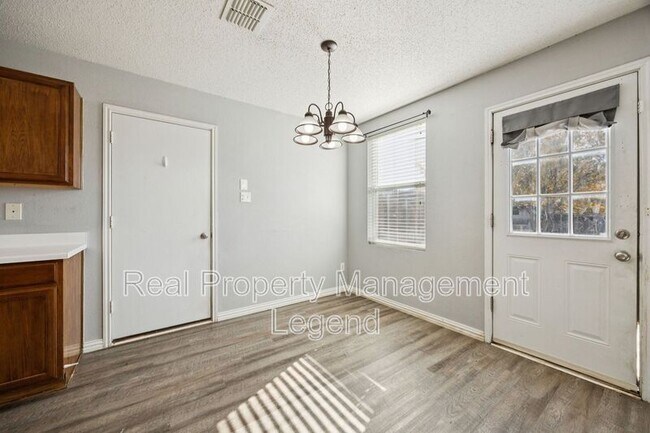 Building Photo - 2900 Sheridan Ln