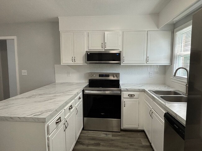 Building Photo - Renovated 3-bedroom convenient to major highways