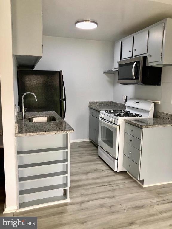 Building Photo - 4939 Americana Dr